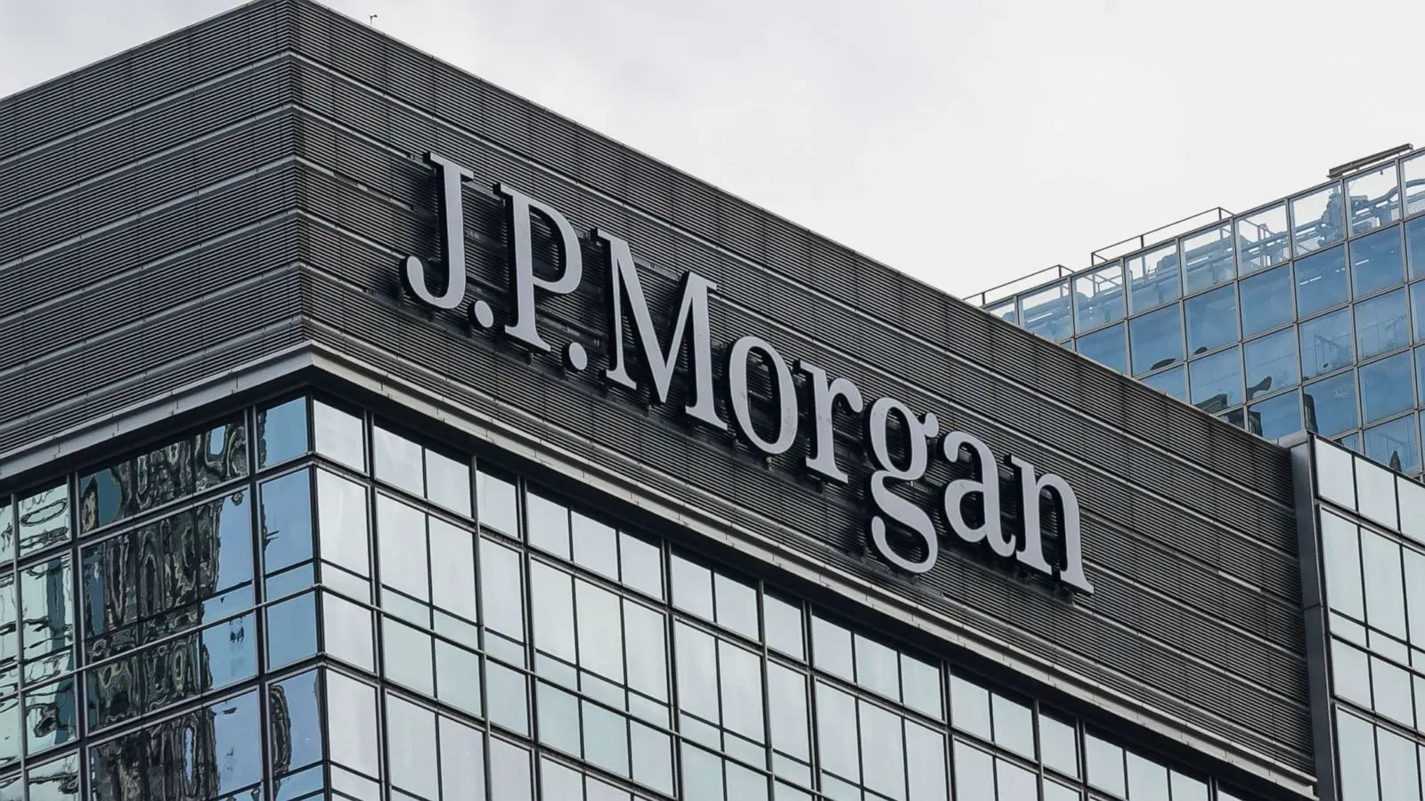  تحلیل JPMorgan از جنگ تجاری ترامپ: تأثیر تعرفه‌ها بر اقتصاد و استراتژی‌های سرمایه‌گذاری